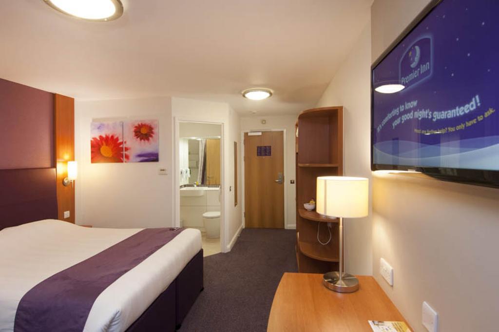 Premier Inn Dundee West Buitenkant foto
