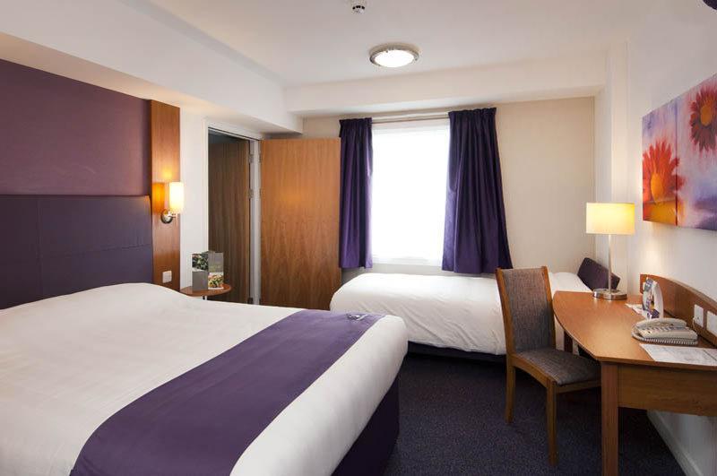 Premier Inn Dundee West Buitenkant foto